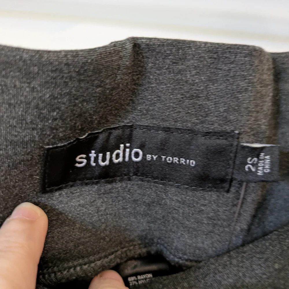 New with tags! torrid Gray High-Waisted Leggings - Picture 3 of 11